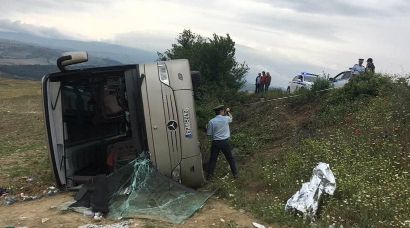 Tροχαίο στις Σέρρες: Το λεωφορείο σύρθηκε 15 μέτρα – Αρκετοί τραυματίες ήταν αιμόφυρτοι, λέει δάσκαλος που ήταν μέσα